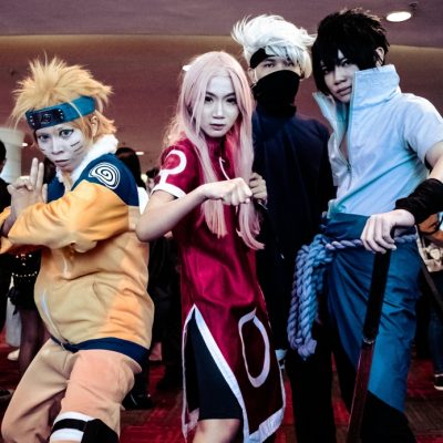 Personas haciendo cosplay de Naruto